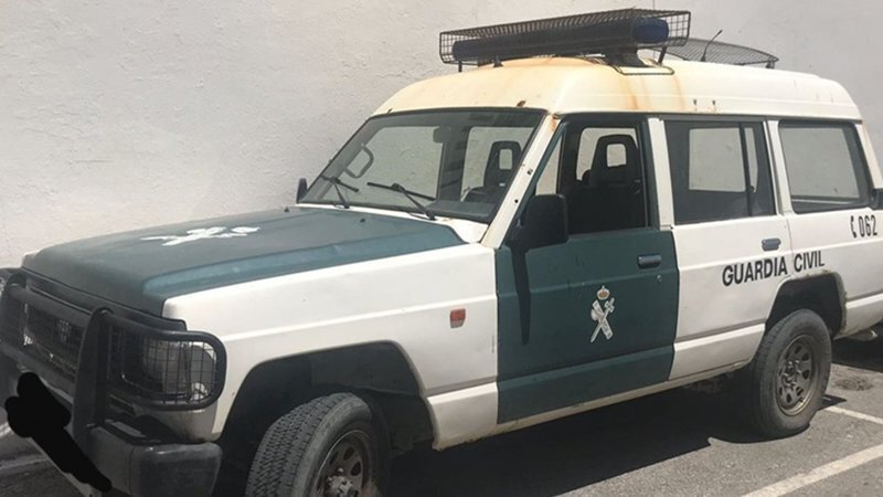 Uno de los viejos vehículos enviados a la Guardia Civil en el aparcamiento de la Comandancia de Algeciras