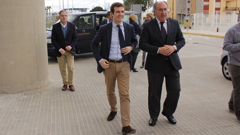 Pablo Casado en una visita al Puerto de Algeciras en abril de 2016
