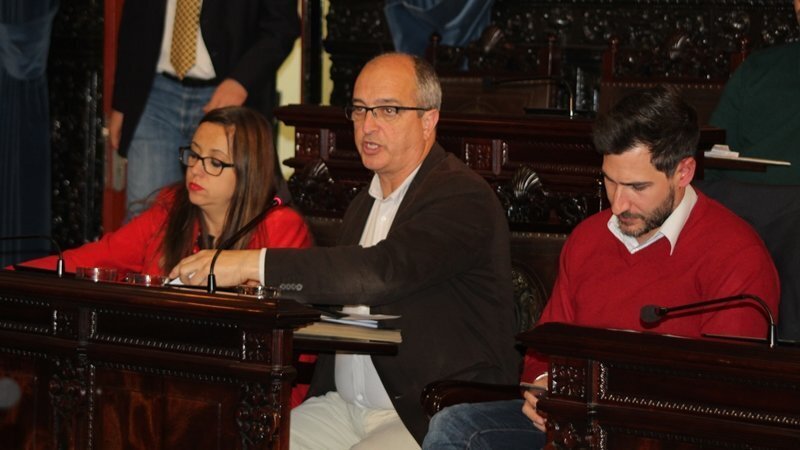 Fernando Silva, portavoz del grupo socialista, junto a María Díaz y Fran Fernández