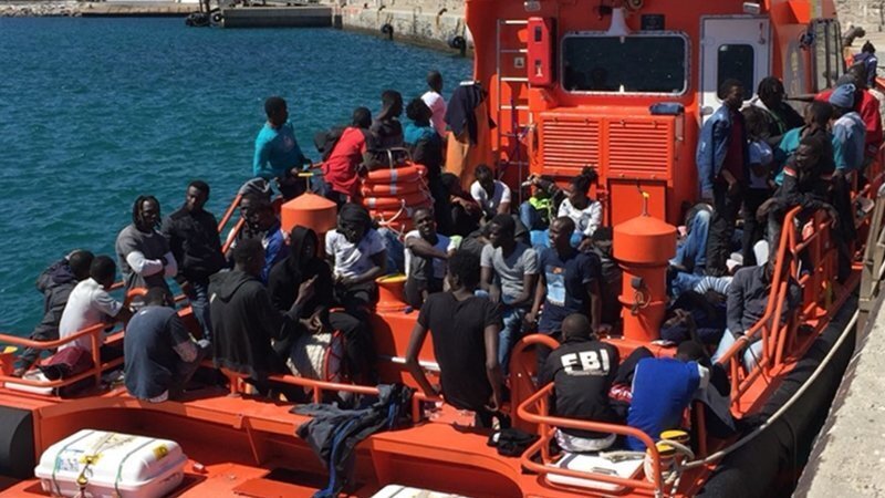 Inmigrantes embarcados sin poder bajar a tierra por orden del Ministerio del Interior