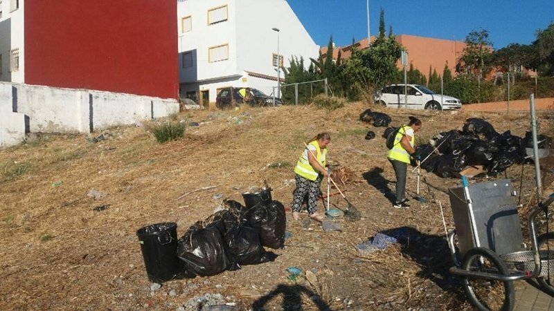 Operarios limpian y desbrozan la parcela de Moncayo