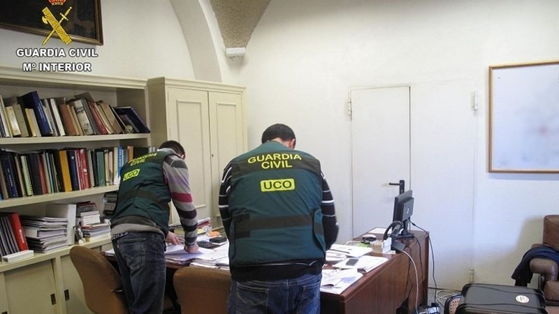Agentes de la UCO durante un registro. Archivo