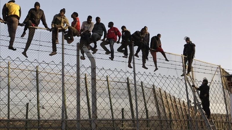 Inmigrantes en la valla dispuestos a dar el salto ante la presencia policial