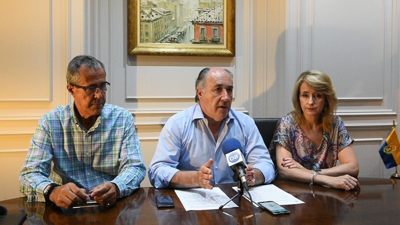 El alcalde, junto a Pintor y González de la Torre