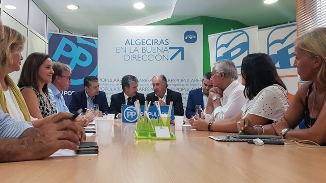 Un momento de la reunión entre Cosidí y senadores andaluces en la sede del PP en Algeciras