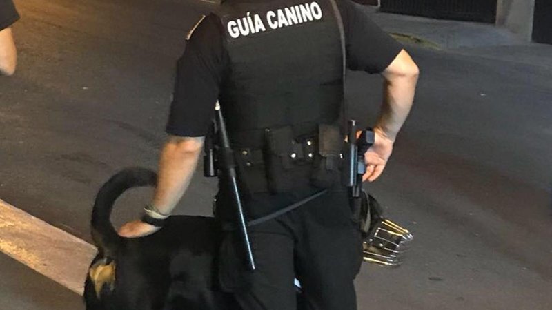 Un policía de la Unidad Canina