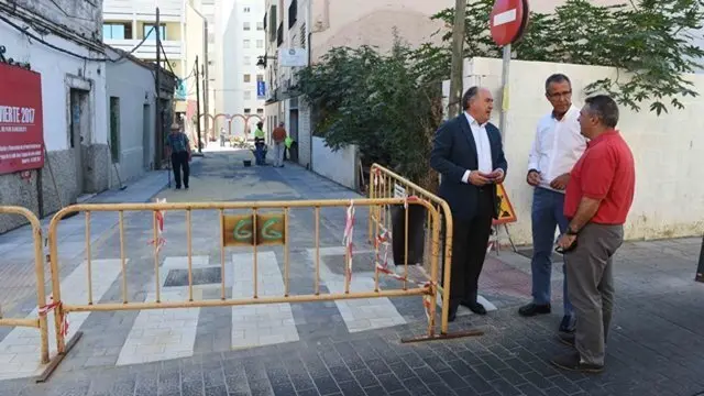 El alcalde y el delegado visitan las obras en Saenz de Laguna