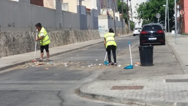 Operarios en una de las calles de La Piñera