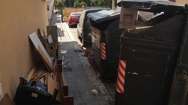Imagen de unos contenedores en la calle Jacinto Benavente