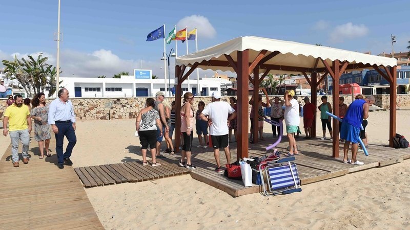 Landaluce participa en la clausura de los talleres de deportes para mayores del programa municipal vida saludable en playa Getares