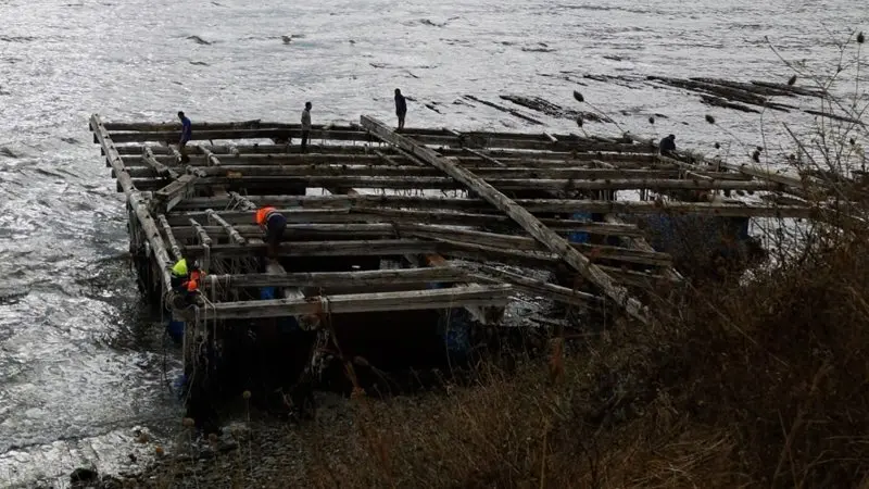 Operarios sobre una de las bateas. Foto V. Doncel