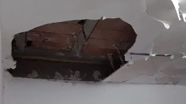 Una imagen del estado de un techo en el colegio San Garc&iacute;a