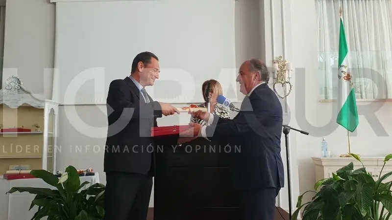 Landaluce hace entrega de una de las condecoraciones