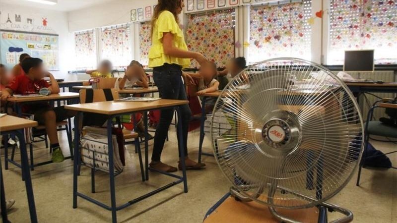 Un ventilador en un aula
