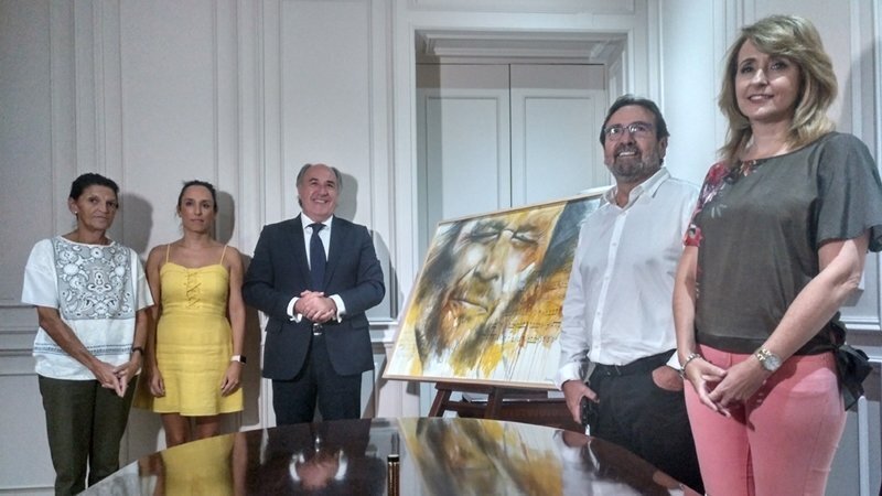 Landaluce, Pintor y Barroso junto a la obra donada