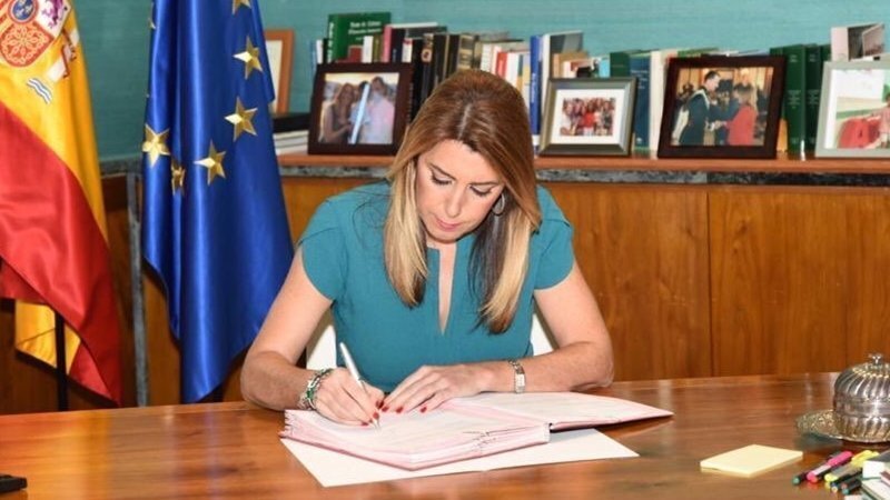Susana Díaz, firmando el decreto de convocatoria