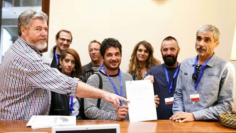 Representantes de Podemos y ecologistas registrando la PNL