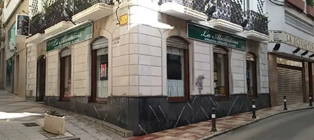 Fachada de La Alicantina en General Casta&ntilde;os