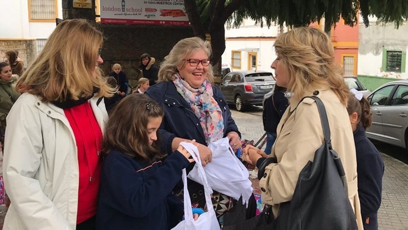Pilar Pintor habla con varias madres a las puertas de un centro educativo