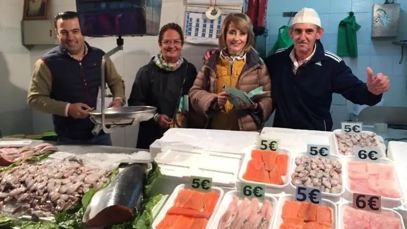 Miembros del PP durante su visita al mercado