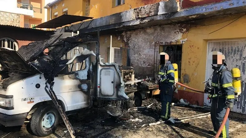 Bomberos durante la intervenci&oacute;n en el incendio de la autocaravana