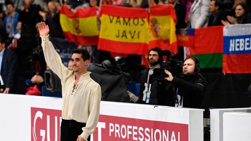 Javier Fernádez saluda tras ganar su séptimo oro europe0