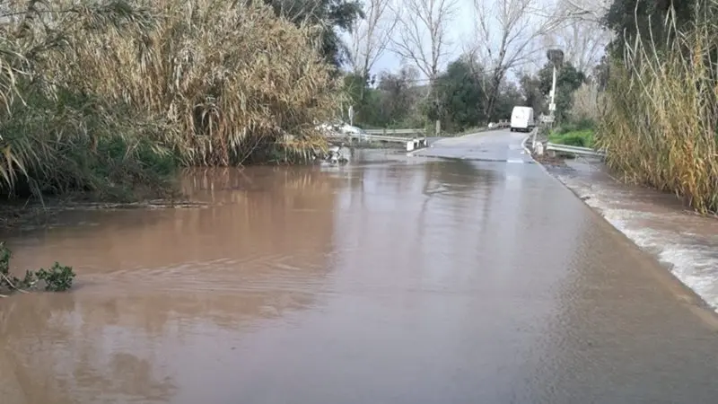 Agua sobre la calzada en la carretera Vieja de Los Barrios