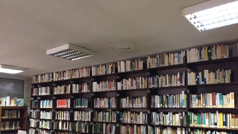 Techo en mal estado en la biblioteca de la UNED en Algeciras