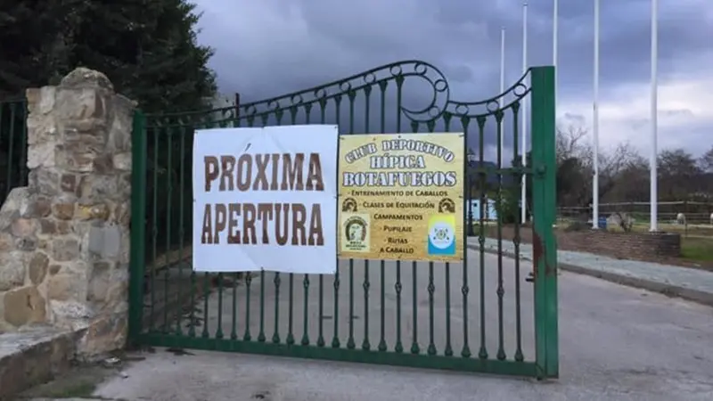 Entrada de las instalaciones del club h&iacute;pico1