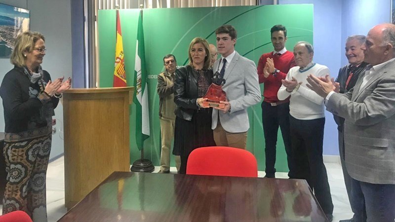 Francisco Fernandez recibe el trofeo de manos de Eva Pajares