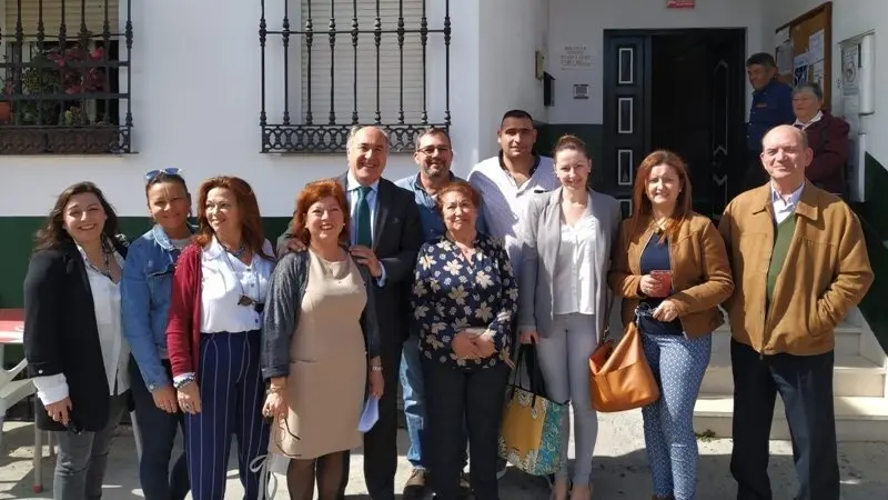 Alcalde y concejales junto a la nueva junta directiva del Embarcadero