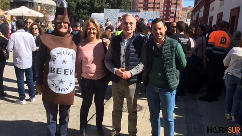 Los responsables municipales y el presidente de la pe&ntilde;a, durante la celebraci&oacute;n de la muestra gastron&oacute;mico-carnavalesca