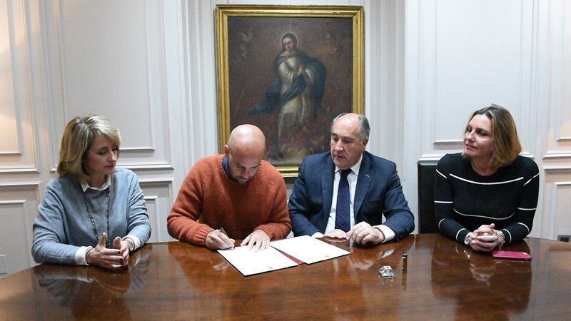 Curro Sánchez y el alcalde, en el momento de la firma del acuerdo