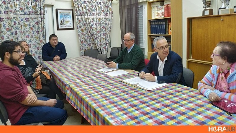 Imagen de la reunión en Los Pastores con representantes del PSOE local