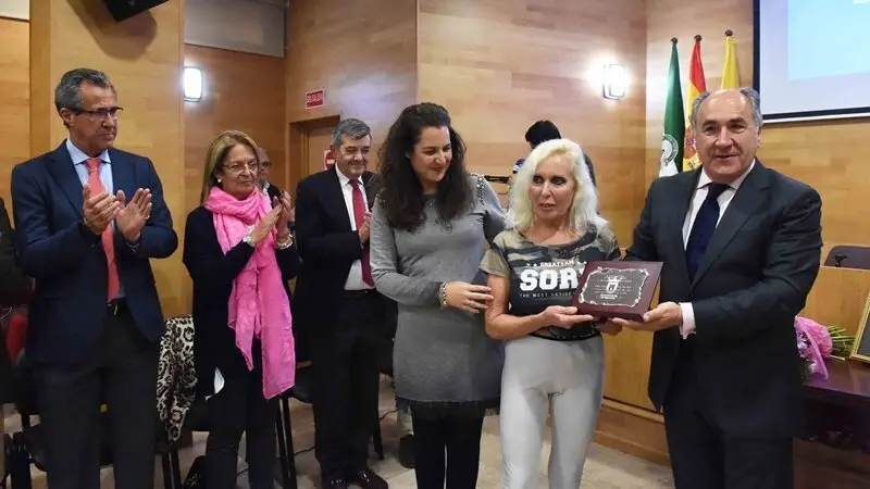 Elisabeth Acosta recibe el galard&oacute;n de Mujer Empresaria