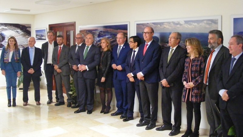 Foto de familia de la visita del Consejero a Acerinox con miembros de la AGI