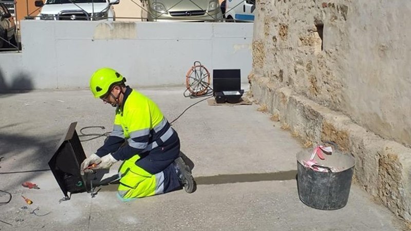Un operario de Sirce trabaja en la reposición de los cables