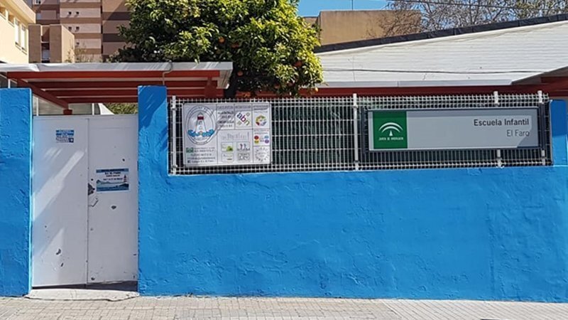 El colegio Infantil El Faro luce con orgullo su nuevo color azul en la fachada gracias al equipo de mantenimiento del Ayuntamiento de Algeciras