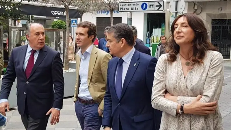 Landaluce junto a Casado, paseando por Algeciras