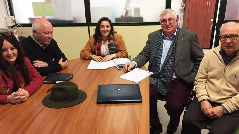 Victoria Zarzuela con los responsables de la nueva asociaci&oacute;n