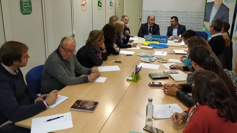 Toni Mart&iacute;n reunido con la ejecutiva local del PP