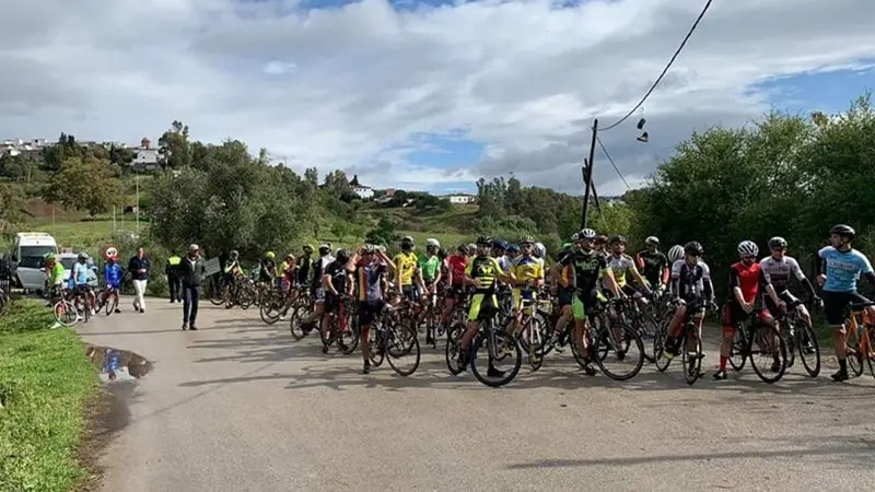 Los ciclistas preparados en la l&iacute;nea de salida