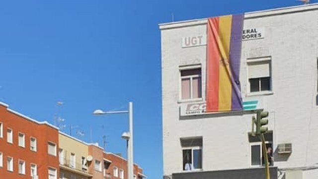 De nuevo la tricolor ondea en el edificio de los sindicatos