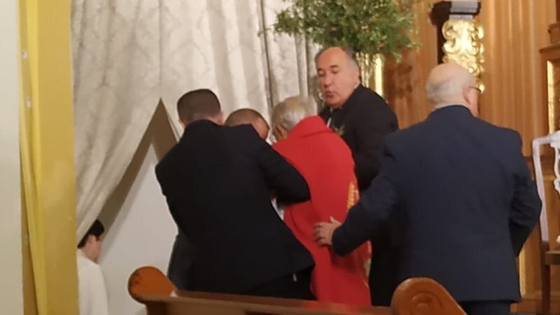 Landaluce y miembros de la Junta de Gobierno de la Hermandad atienden al párroco