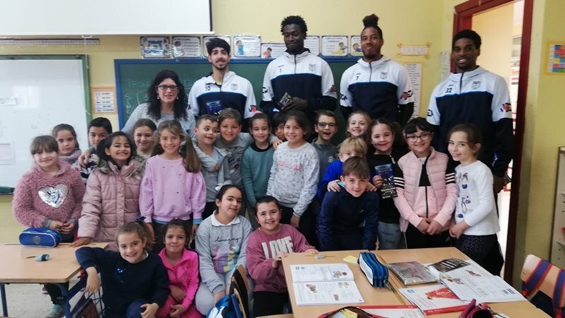 Los jugadores con los alumnos del Mediterraneo