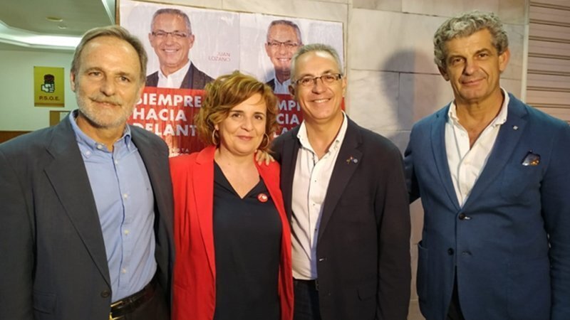 Una imagen de la pegada de cartel del PSOE
