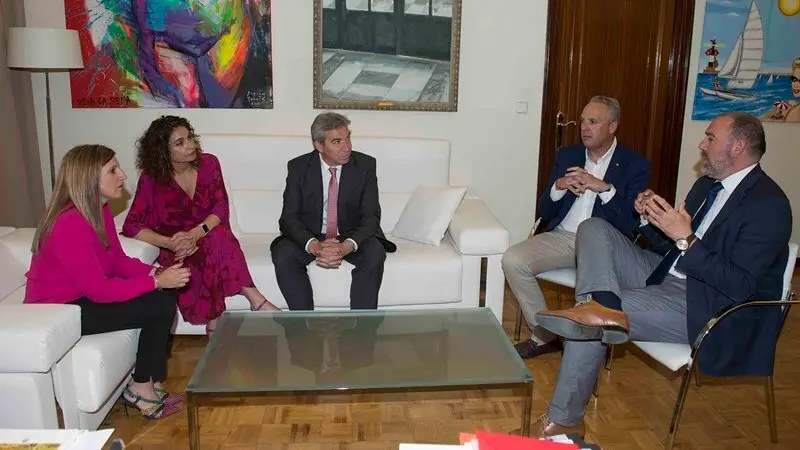 La ministra junto a representantes de Diputaci&oacute;n