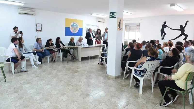 Un momento del encuentro con los vecinos del barrio