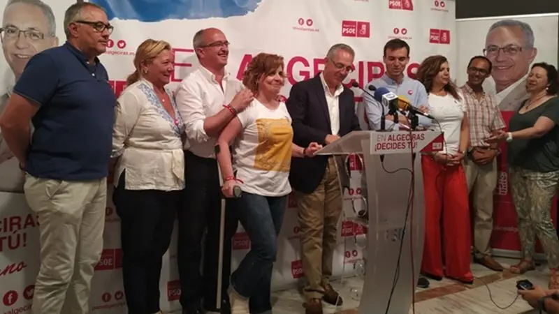 Parte del equipo del PSOE en el cierre de campa&ntilde;a