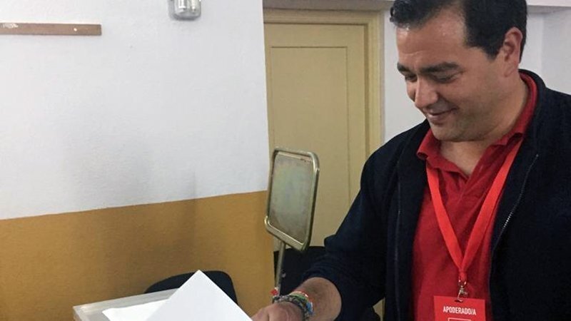 Salvador Puerto votando en las pasadas municipales